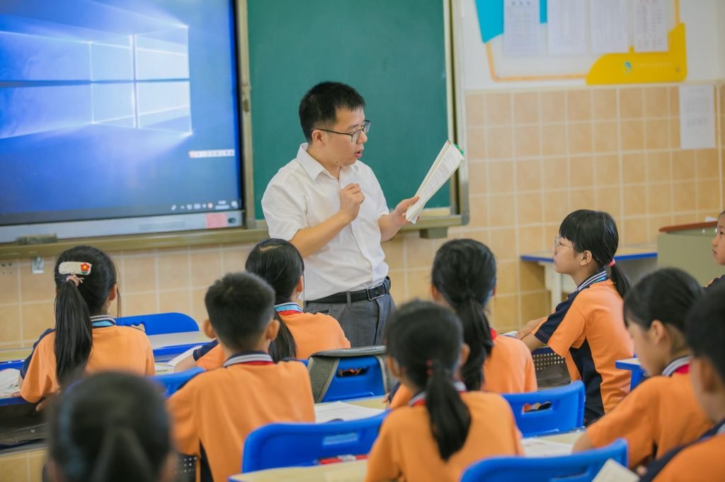 Teacher instructing attentive students in a classroom setting, fostering education and learning. — Vavada sisselogimine ja ko