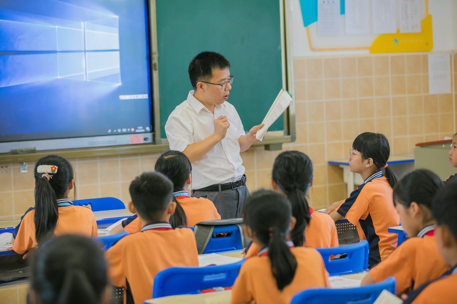 Teacher instructing attentive students in a classroom setting, fostering education and learning. — Vavada sisselogimine ja ko